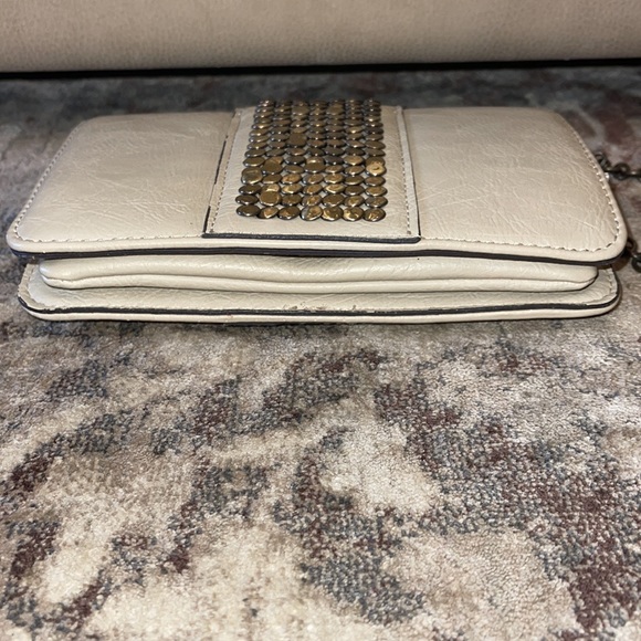 Street Level Cream and Antique Gold Leather Crossbody Bag - Picture 5 of 10